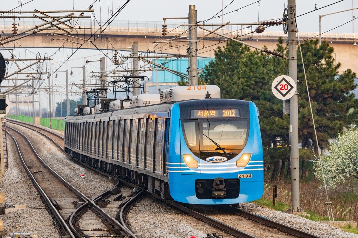 線路を走る青いAREX直通列車