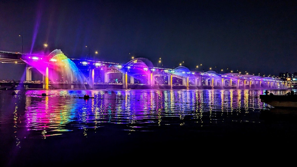 Banpo Bridge Moonlight Rainbow Fountain at night