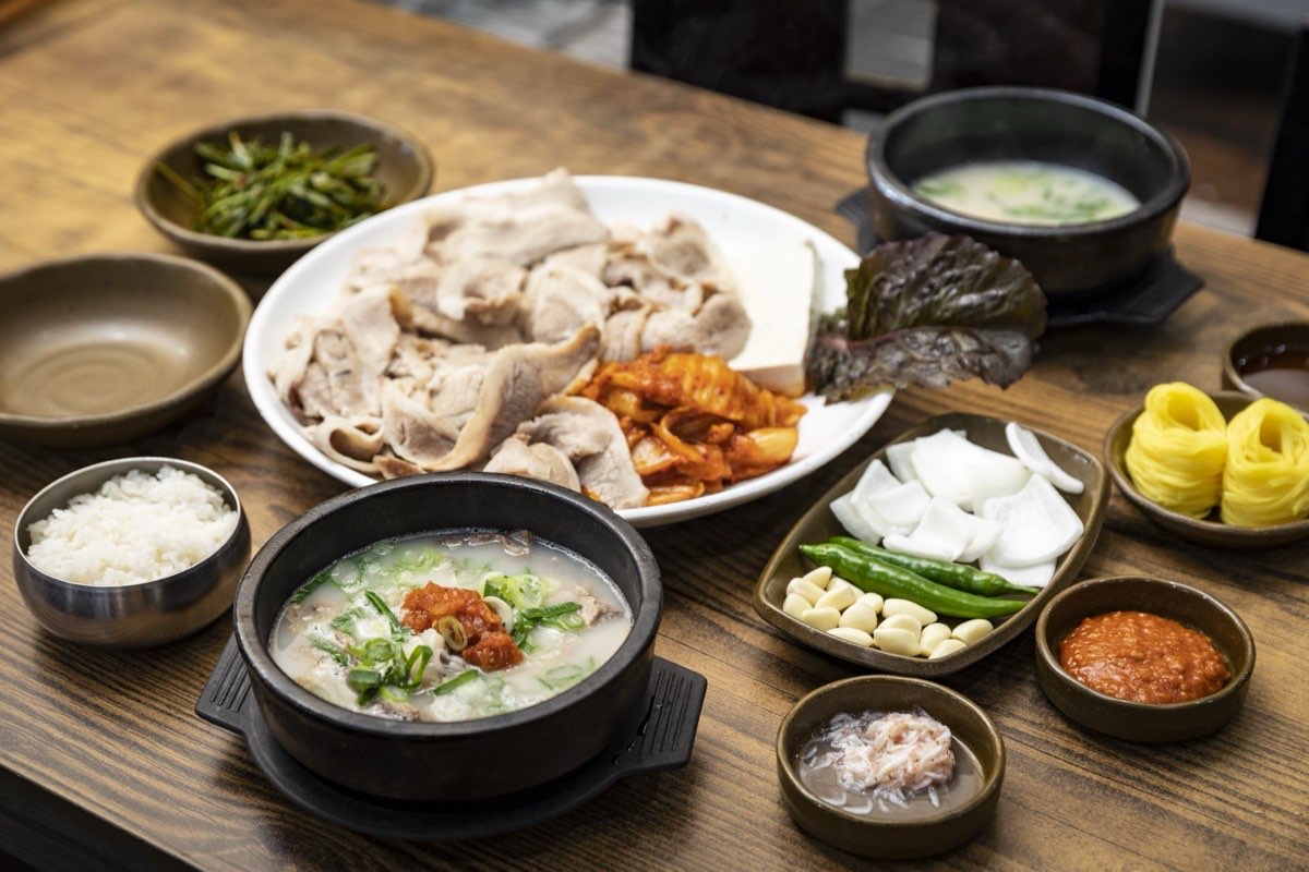 Dwaeji-gukbap, Busan pork rice soup, with side dishes