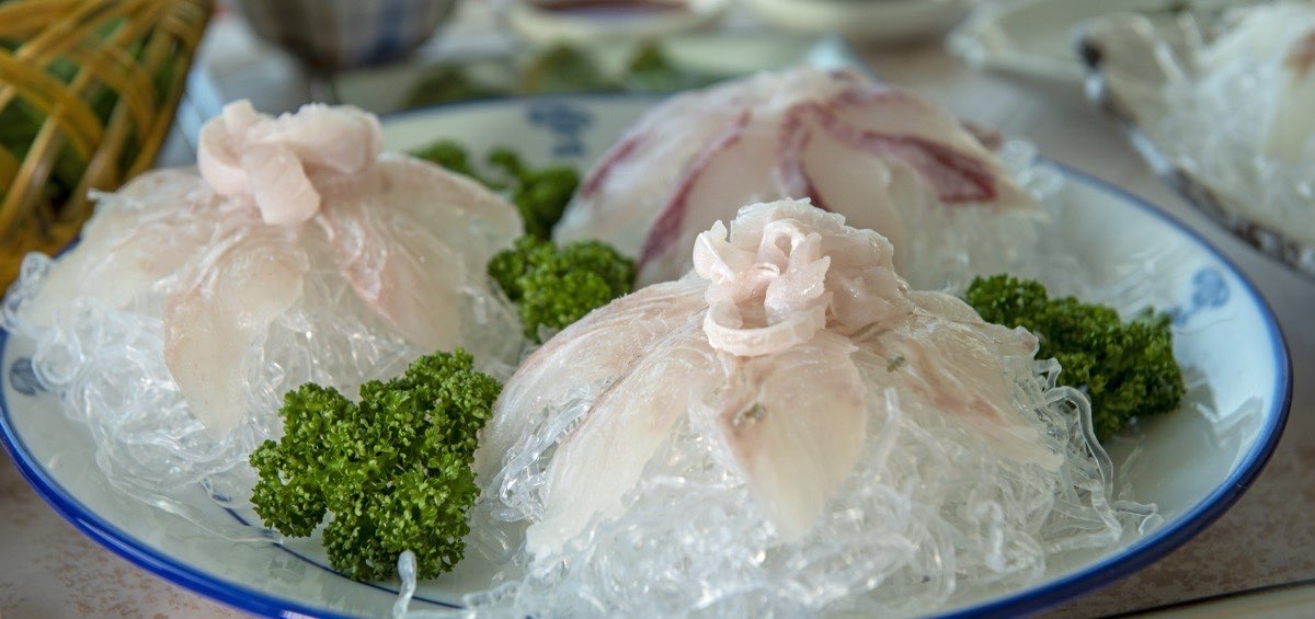 Sliced raw fish served on shredded radish