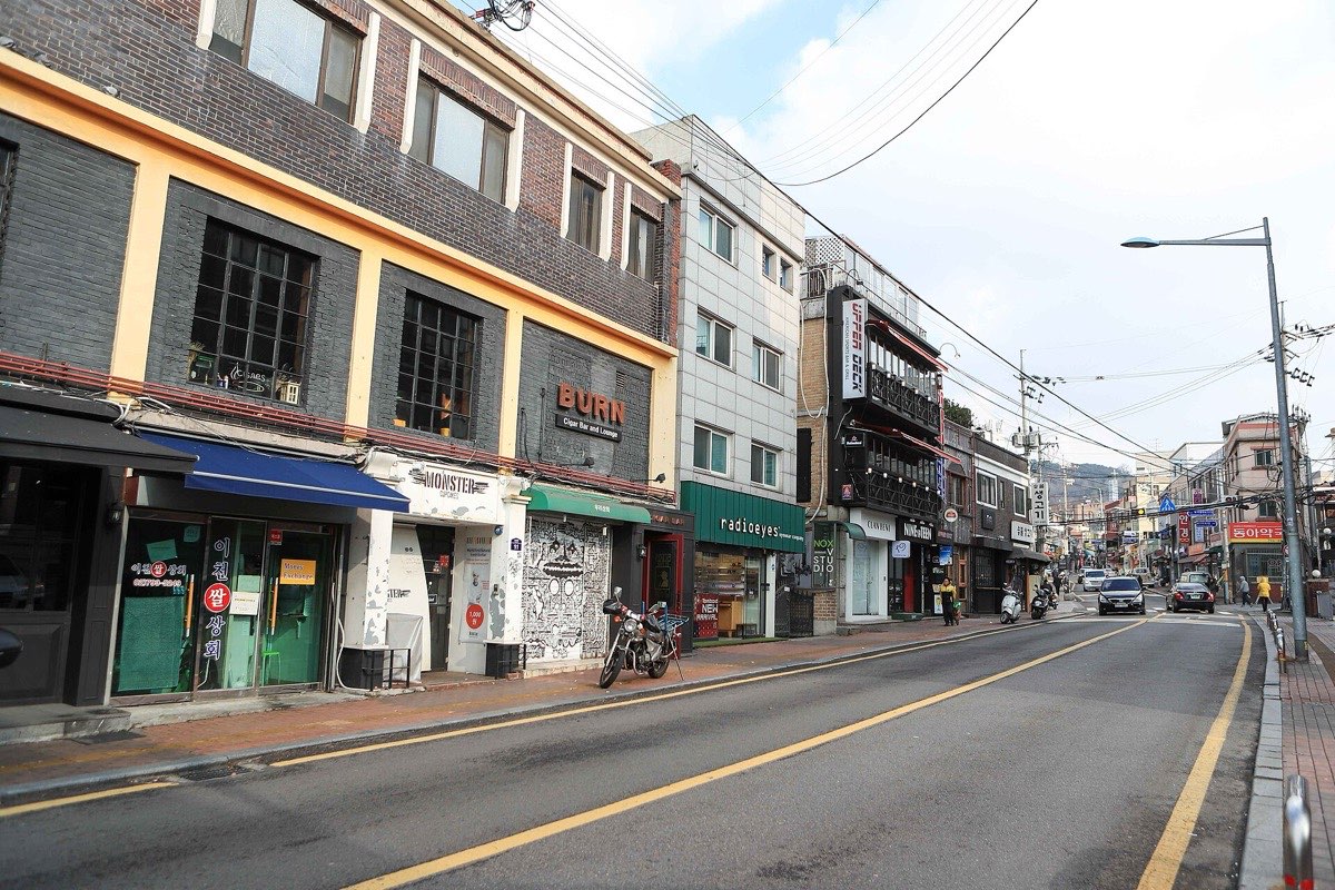 Gyeongnidan-gil, a street of small restaurants in Itaewon