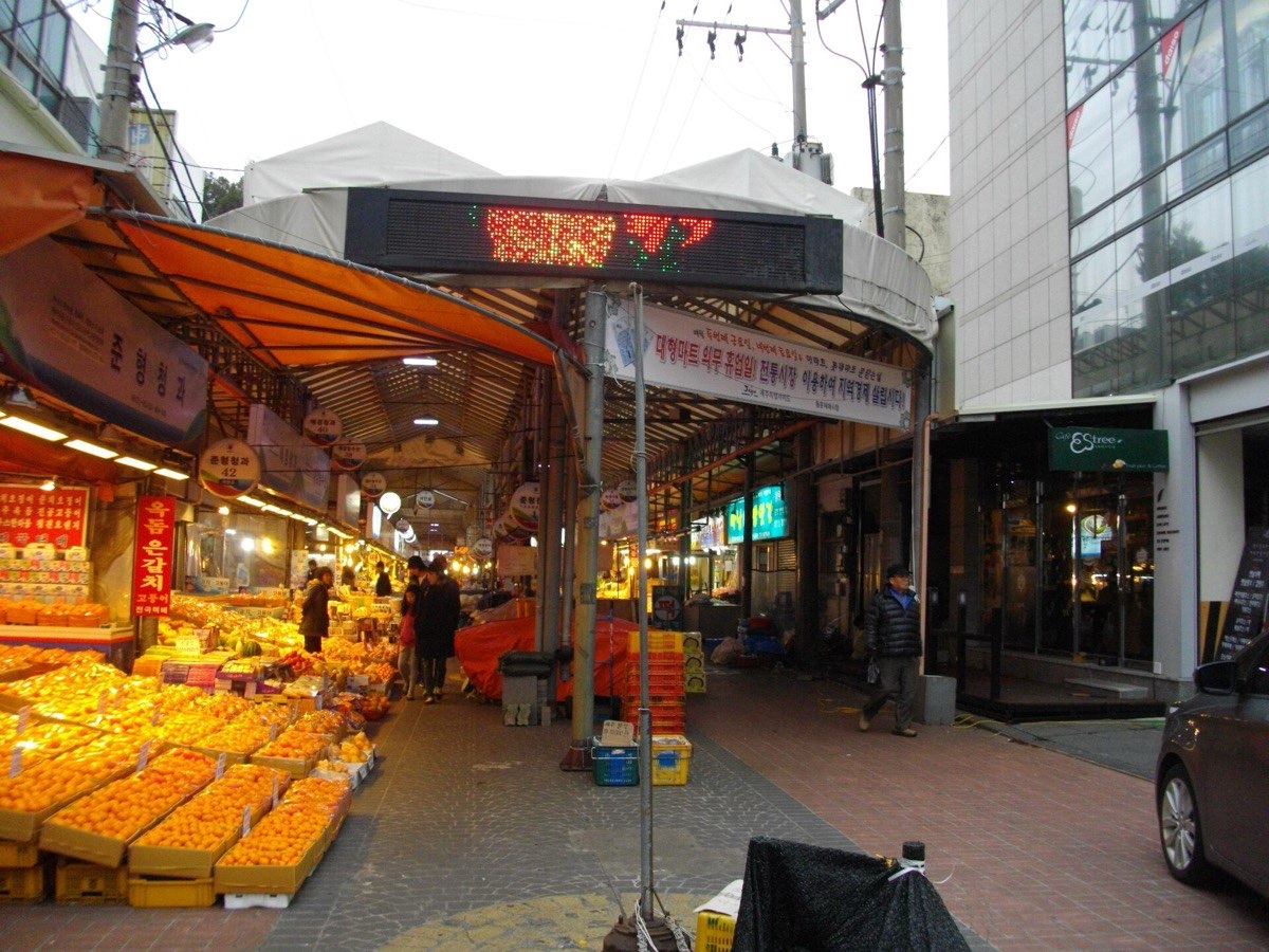 Tangerine stalls at the entrance of Dongmun Market, Jeju City