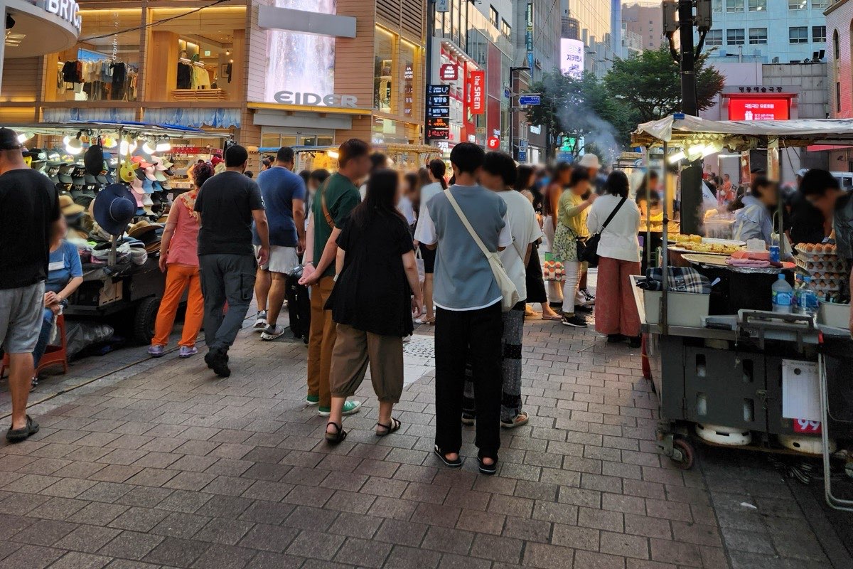 首爾明洞的購物人潮與路邊攤