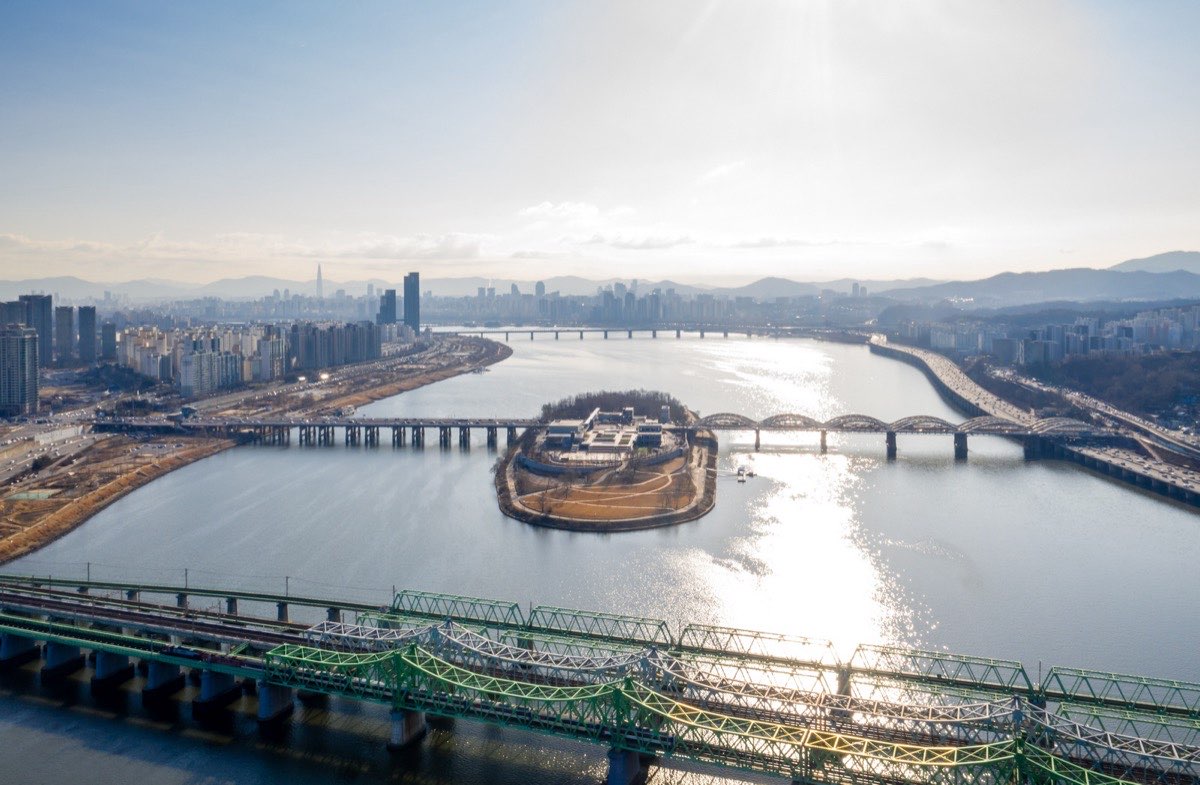 Nodeul Island in the middle of the Han River, between Hangang Bridge and the railway bridges