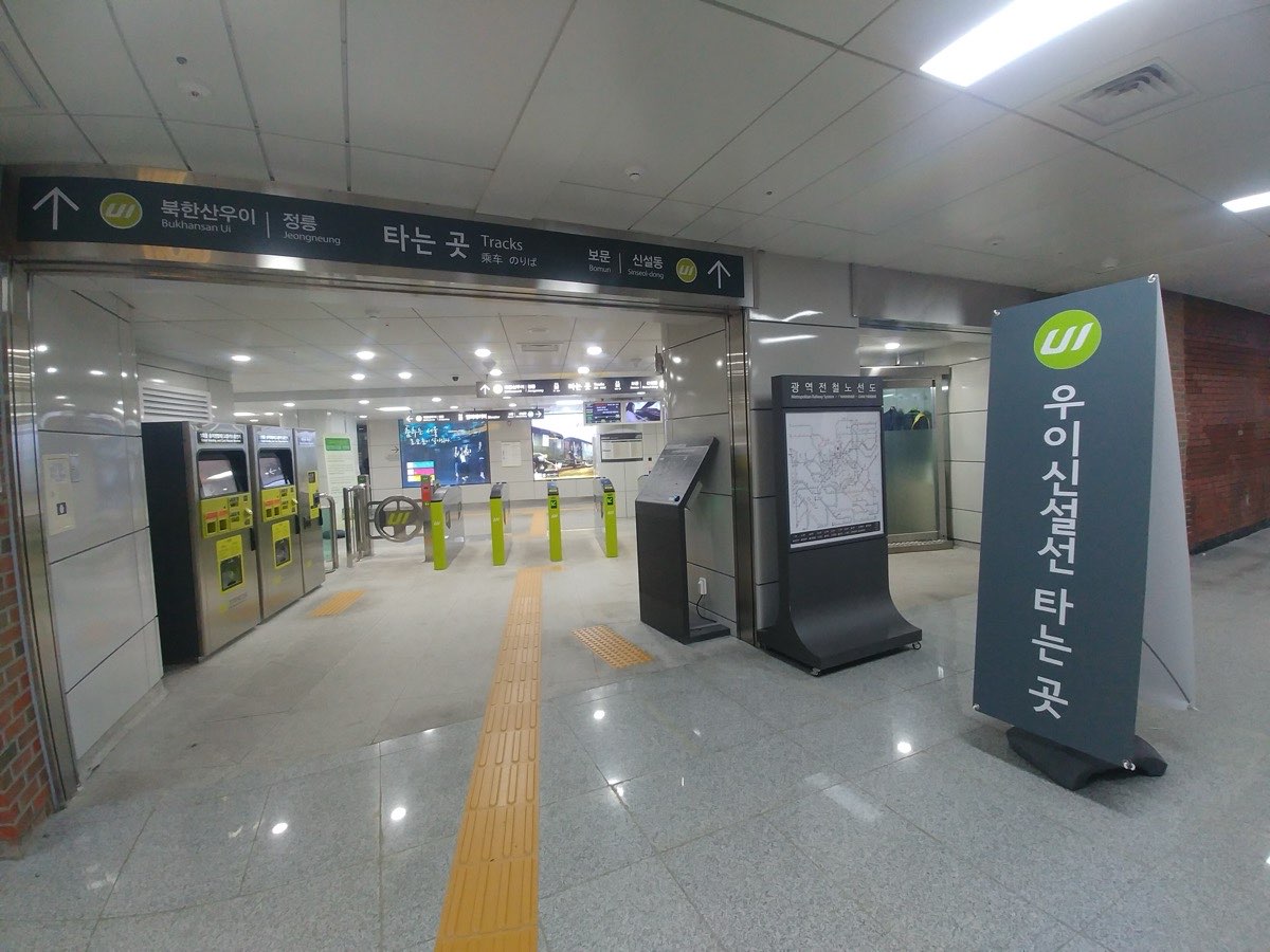 ソウルの地下鉄駅の券売機と改札