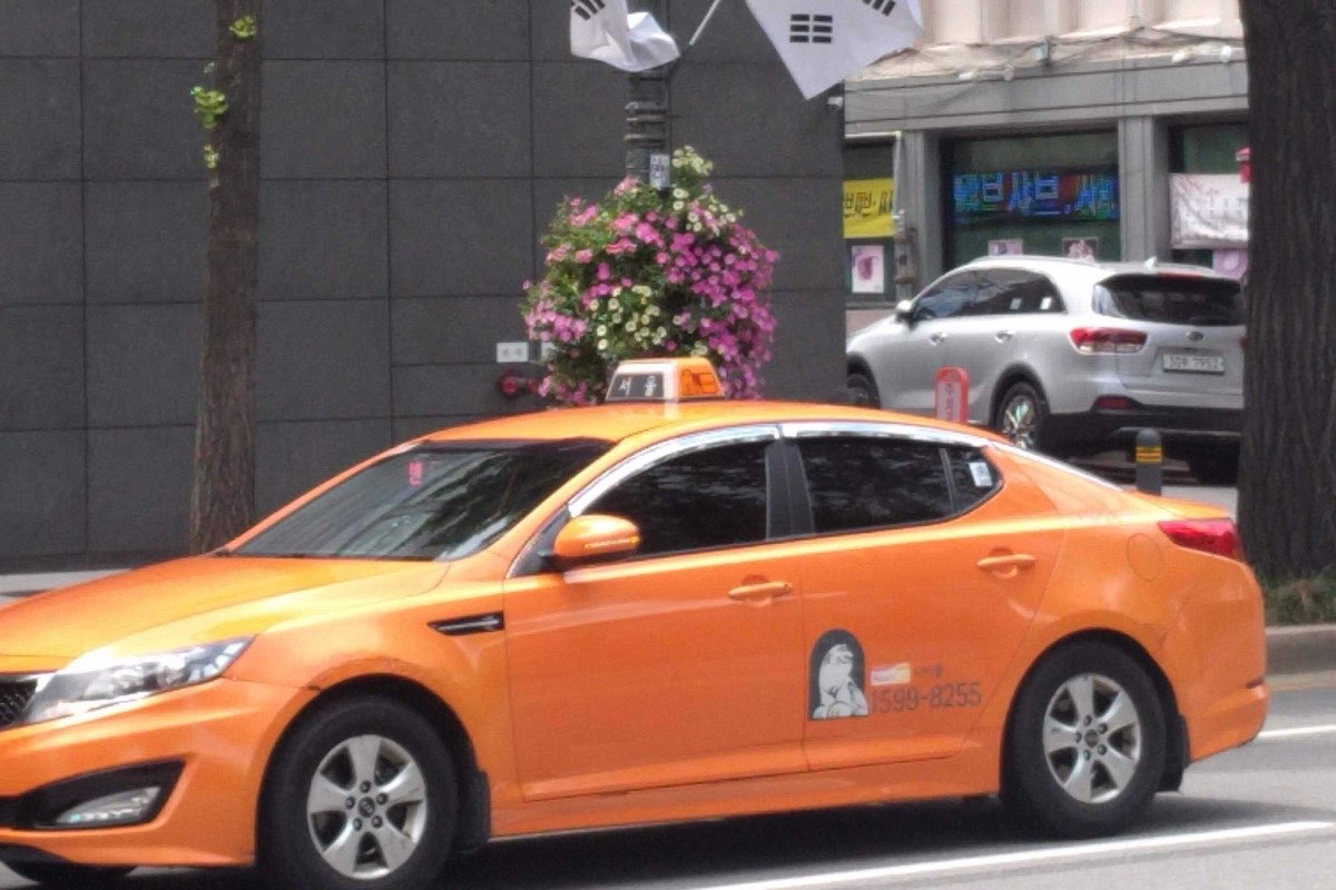 行駛在首爾街頭的橘色計程車